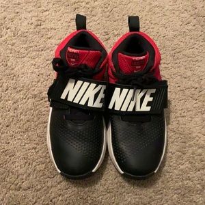 Nike Boys Team Hustle Basketball Shoes Size 3.5Y